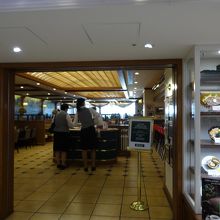 余裕のある店内