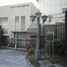 かちどきの渡しの碑とかちどき橋の資料館が写っている写真です。