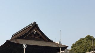 儺追神事中で多くの参拝者