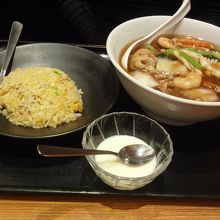妻の選んだ五目タン麺・半炒飯セット
