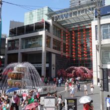 にぎやかな入口付近