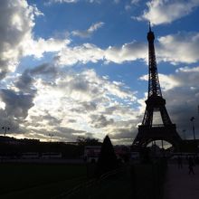 様々な表情を見せてくれるエッフェル塔。何度見ても素敵です。