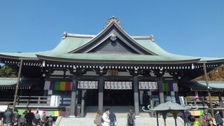 2月でも多くの参拝者でにぎわっています