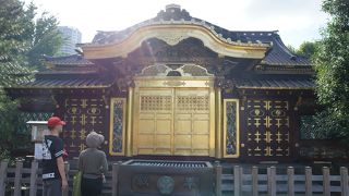 黄金色鮮やかな門