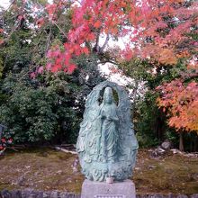 紅葉に美しく囲まれた飛雲観音　