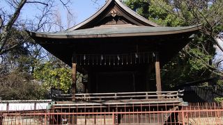 近くの建物が綺麗なので取り分け質素な建物に見えます