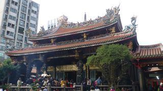 参拝者で溢れる龍山寺