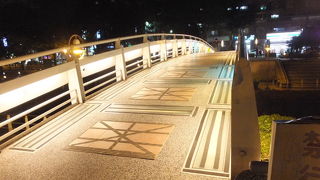 愛河に沿って細長い地元の公園