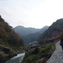 駐車場を抜けて下まで降ります