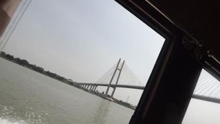 昨年できた新しい橋を船で潜りました