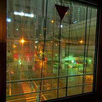 窓の外は交差点