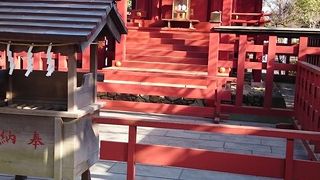 政子石が社の背面にありました。