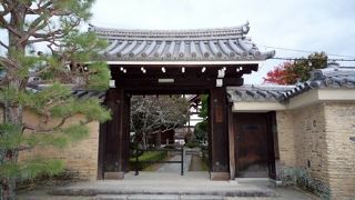 室町時代の建築様式の土塀が見物