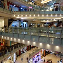 吹き抜けなどで空間をぜいたくに使っている