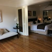 ベッドルームの隣りはデスクルーム