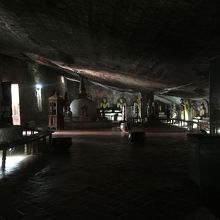 かなり広い石窟もあります