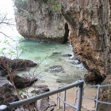 洞窟をぬけたところの海