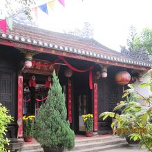 門の中の建物：派手な門の割に中は落ち着いている