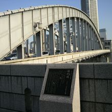 鉄橋の勝鬨橋の手前に建てられているのが、勝鬨橋記念碑です。