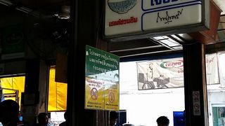 いつも地元客でにぎわっている家族経営のタイレストラン