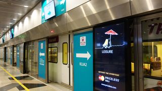 途中停車タイプの空港アクセス列車