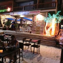 このようなレストランでのディナーは楽しいでしょうね。