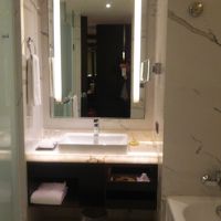 左がトイレとシャワーブース、シャワーの水がこの床に漏れた。