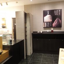 右の壁の向こうに座って食べらる席もあります