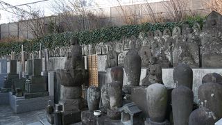 線路沿いにたくさんの石仏があります