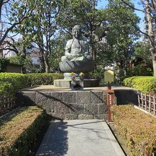 「影向堂」右手前の「阿弥陀如来像」です