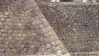 大阪城の内堀の石垣などで見ることができます