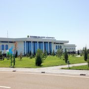 新しくなった建物のウズベキスタン地方空港