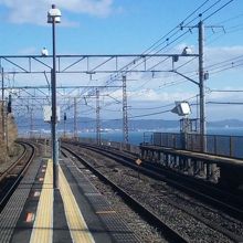 海を望む、ローカルムード満点の駅です