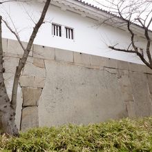 巨石の間の笑い積み