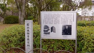 石碑と案内板が立っているだけです