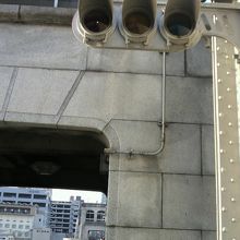 橋の巻き上げ動力室に、交通遮断用の信号機が付けられています。