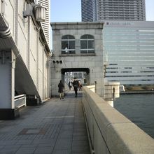 動力室を遠方から見ている写真です。奥は、月島のマンションです