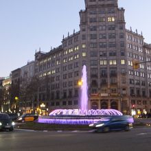 噴水はライトアップされる。