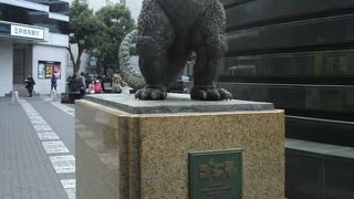 ゴジラ像は、有楽町駅から帝国ホテルに向かう合歓の広場にあります。