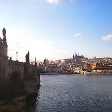 カレル橋と王宮の写真スポットより