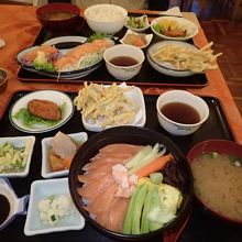 定食と丼