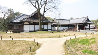 京都御所の歴史を聴けるミニツアーあります