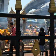 お線香の煙であたりは白く煙っています