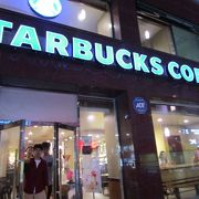 スターバックスコーヒー (釜山BIFF広場店)   便利な場所にある