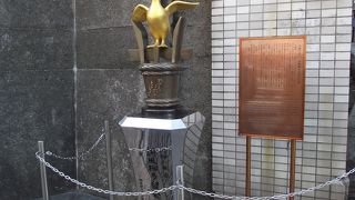 川柳を 「江戸文芸」 の一つにまで育てたモニュメントのようです