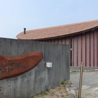 赤い瓦とベンガラ色がアクセントの建物
