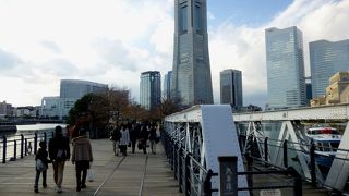 運河の中を通る遊歩道