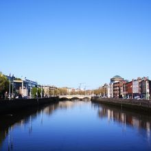 ダブリンを貫くリフィ川に架かるグラッタン橋の南側にあります。