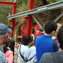 これから乗車、多くの人が待ってました。