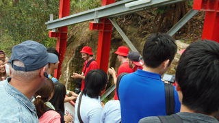 巨大なトロッコと巨大なロープウェイでスリルを味わう」